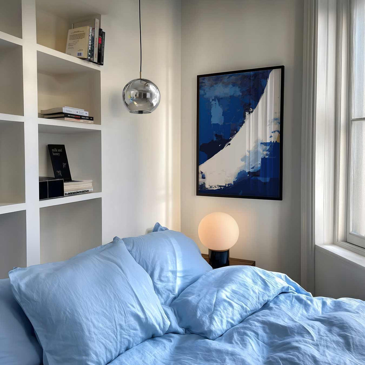 Abstracte Blauw-Witte Vleug – abstracte poster als moderne staande wanddecoratie