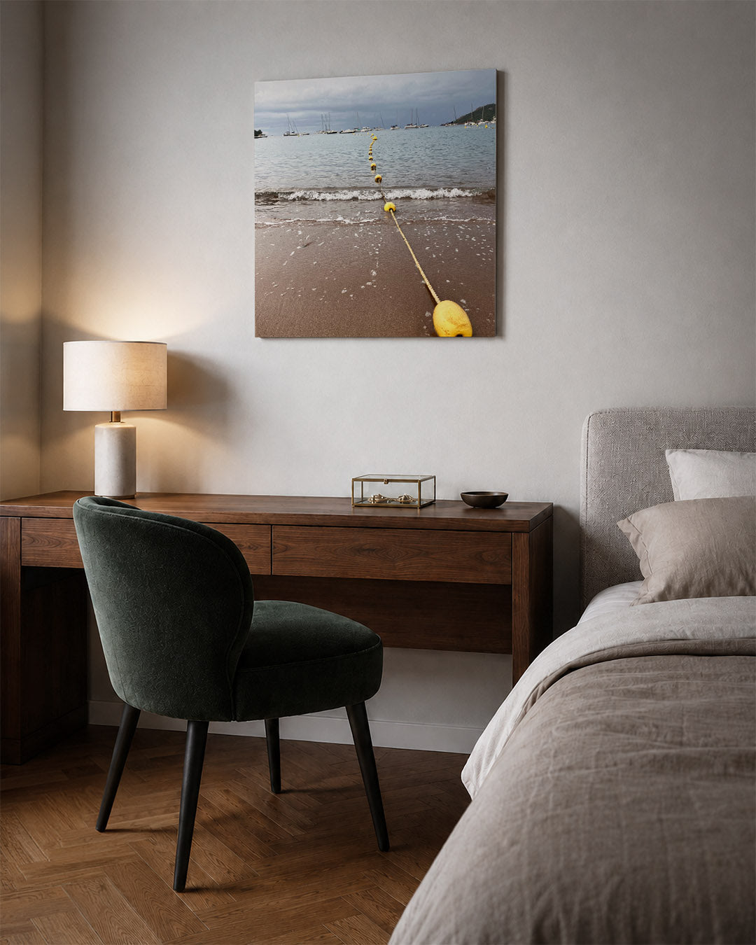 Strand en boeien kunstwerk – sfeerbeeld – deze kunstwerk toont een strand met een lijn van gele boeien die naar de horizon