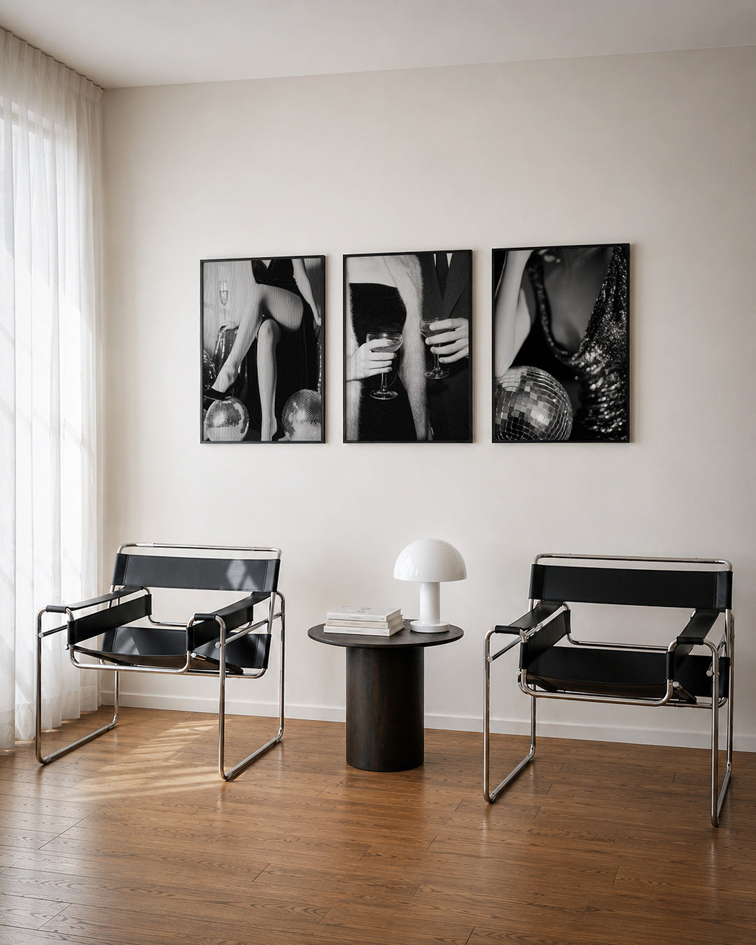 Glamour en reflectie driedelige posterset – een elegant lijnenspel van benen in hoge hakken, omringd