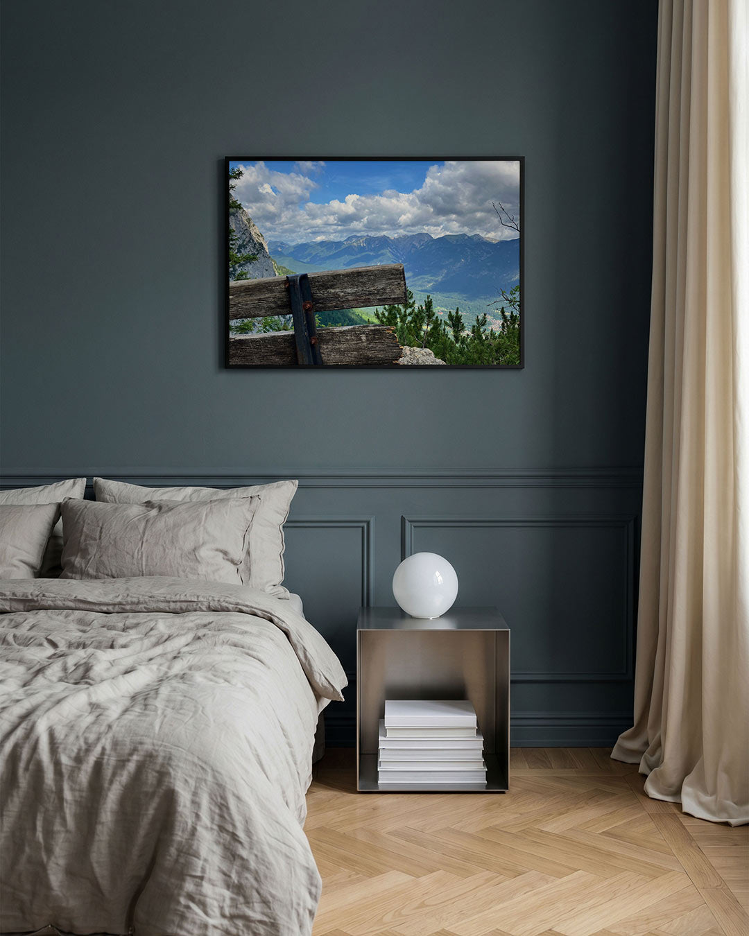 Berglandschap met bank poster – detailweergave – een verweerde houten bank staat op de voorgrond met daarachter een