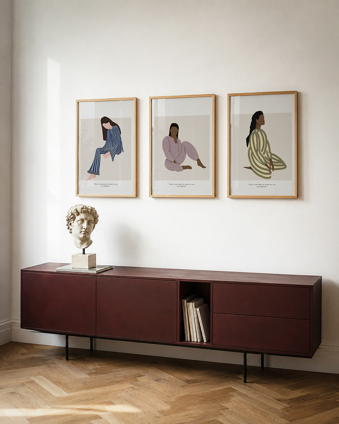 Gestreepte harmonie posterset – detailweergave – een figuur in blauw-grijze strepen zit ontspannen tegen een