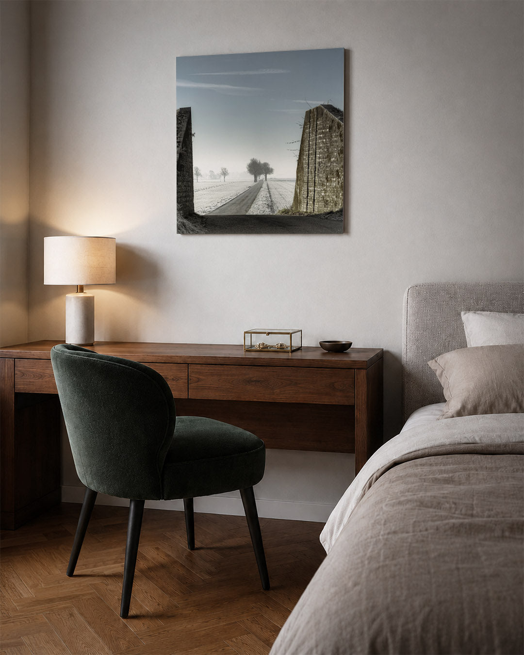 Rustige winterweg kunstwerk – sfeerbeeld – een winterweg omgeven door kale bomen en een open landschap, geflankeerd door