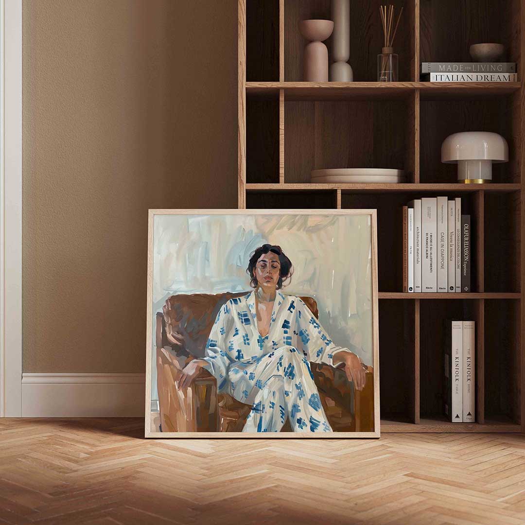 Vrouw in stoel – vierkante design wanddecoratie van WallArtistic