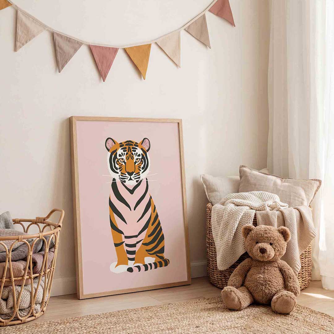 Tijger op roze achtergrond – speelse wandkunst als portret kinderposter