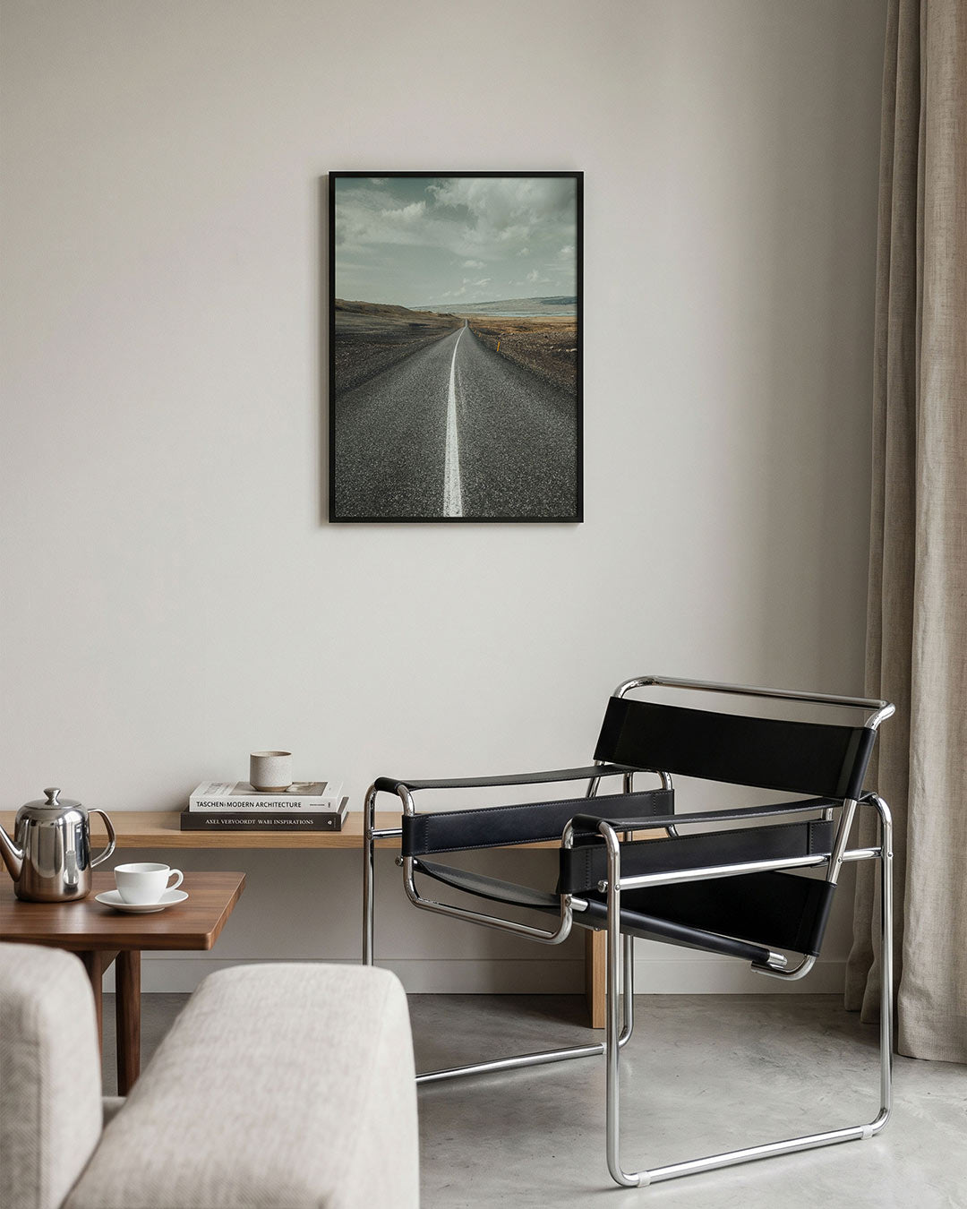 Eindeloze weg poster – tweede productweergave – een lange, rechte weg strekt zich uit naar de horizon onder een bewolkte