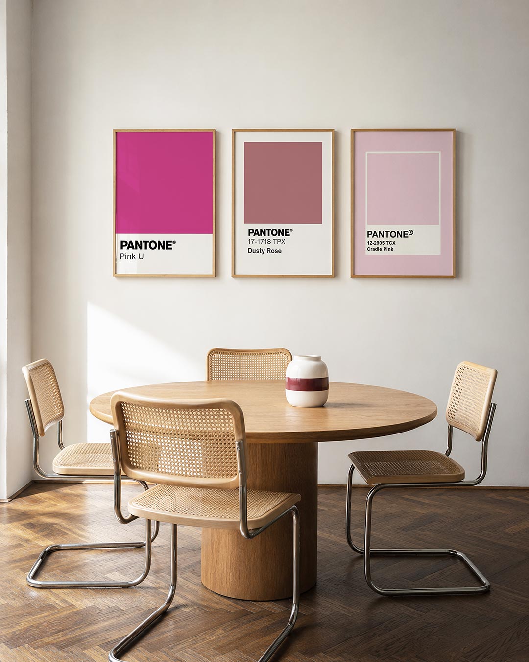 Roze kleurvlak driedelige posterset in interieur