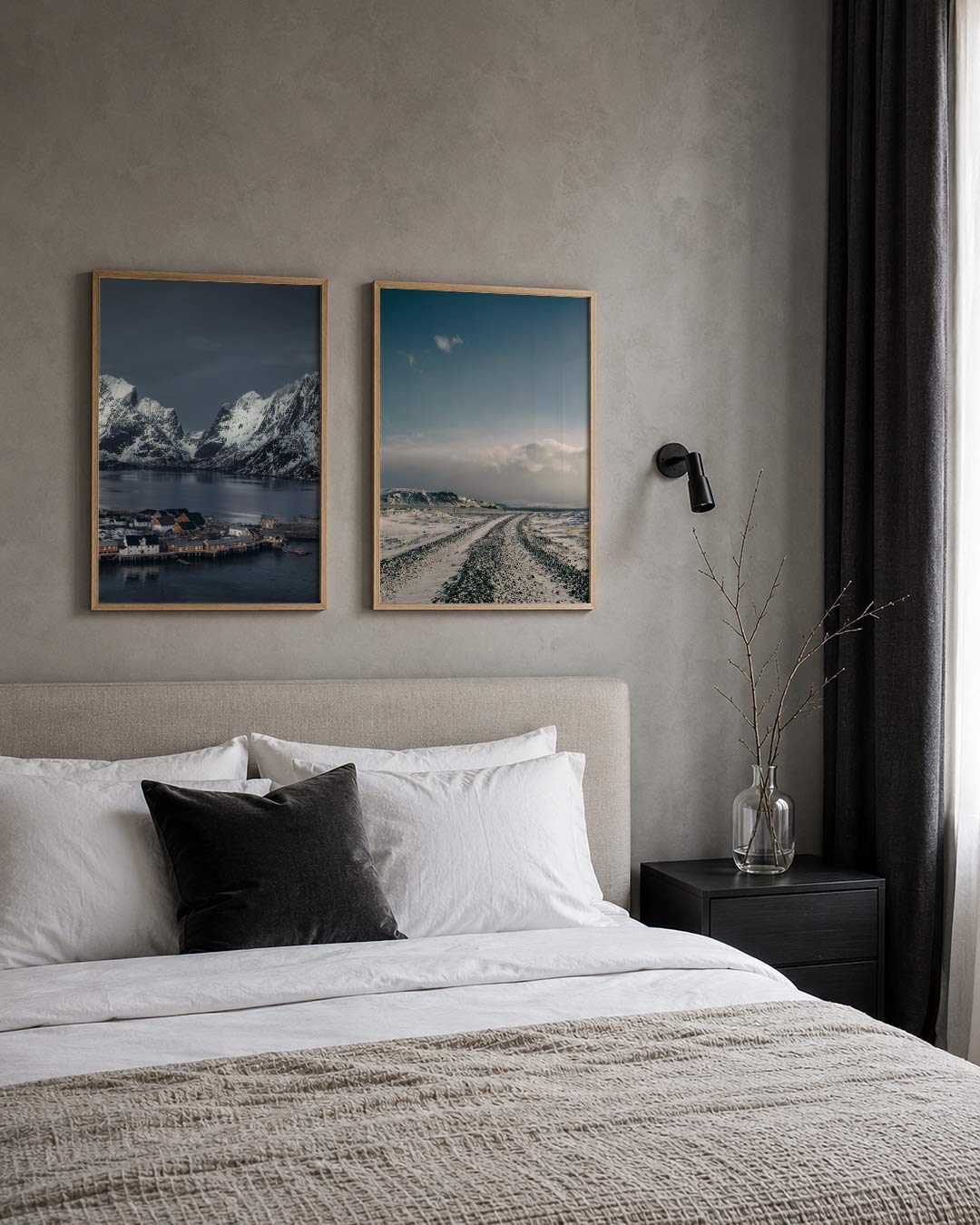 Bergen en water posterset – derde productweergave – sereen landschap met besneeuwde bergen en kalm water. Warme huizen aan de