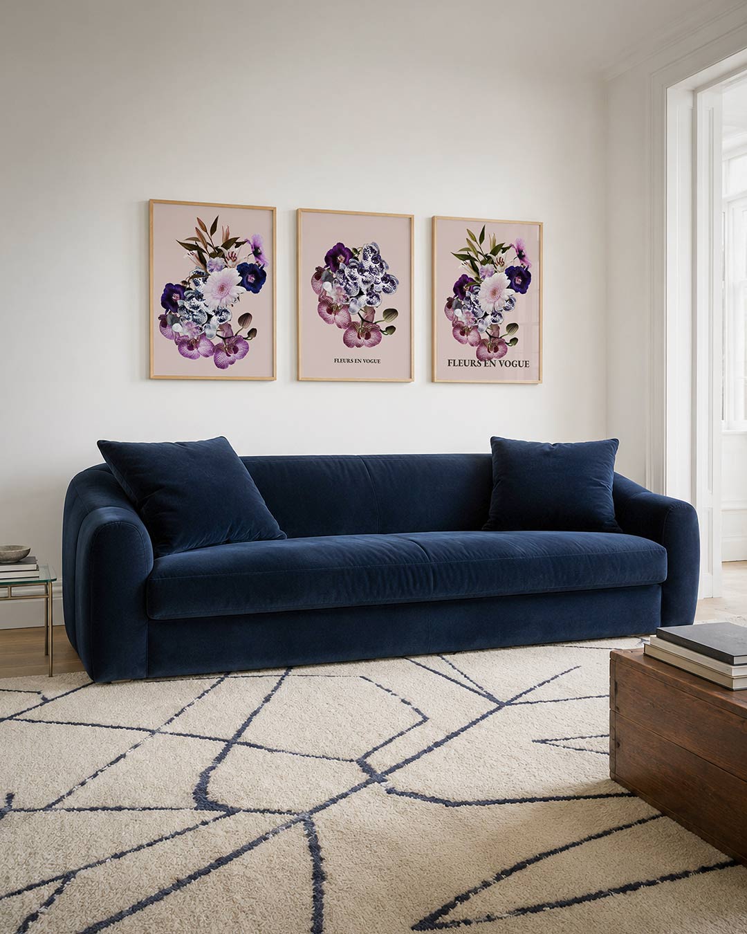 Bloemenpracht driedelige posterset – een weelderige verzameling bloemen in paars, roze en blauw