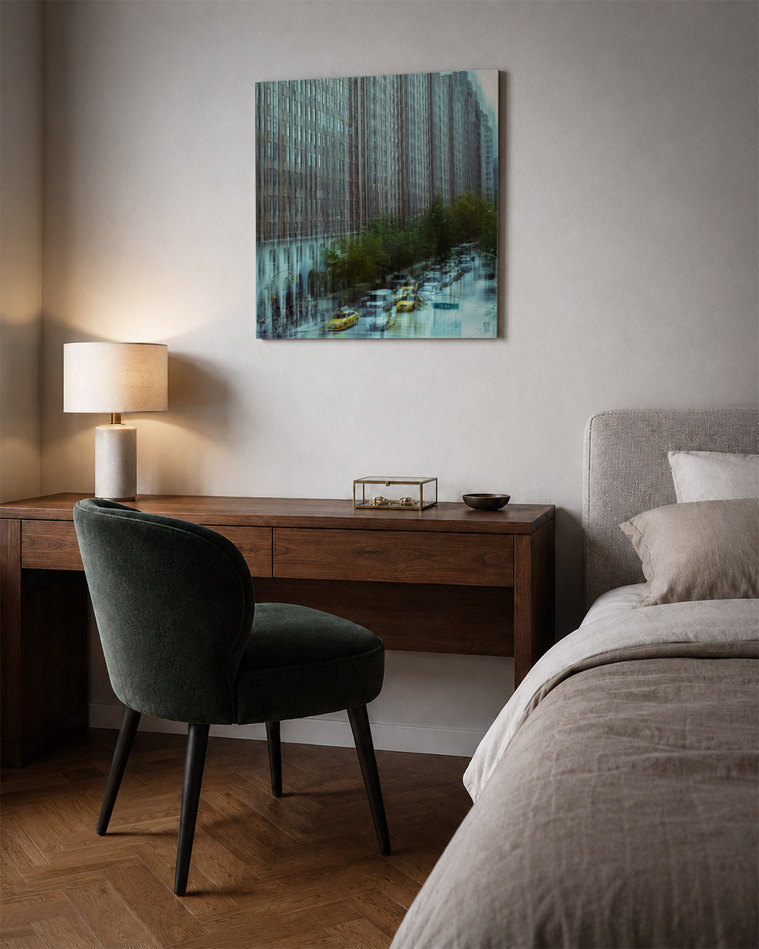 Stedelijke reflecties kunstwerk – sfeerbeeld – deze kunstwerk toont een drukke stadsscène met hoge gebouwen en gele taxi's.