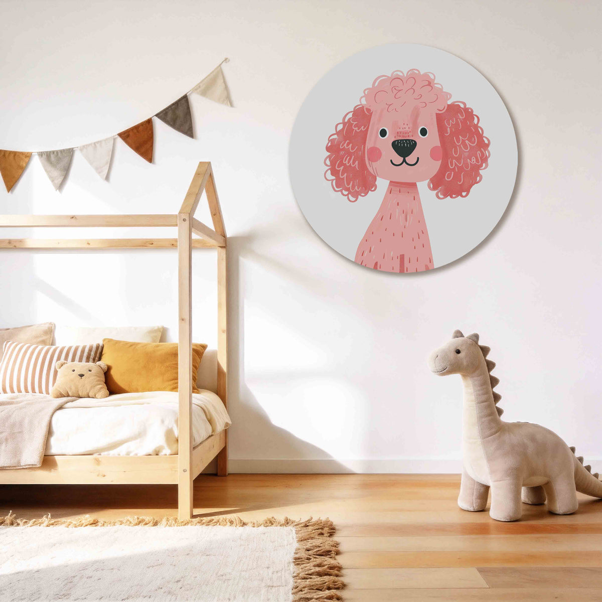 Roze hond Muurcirkel – tweede productweergave – Een roze hond met krullend haar en een vriendelijke uitdrukking.