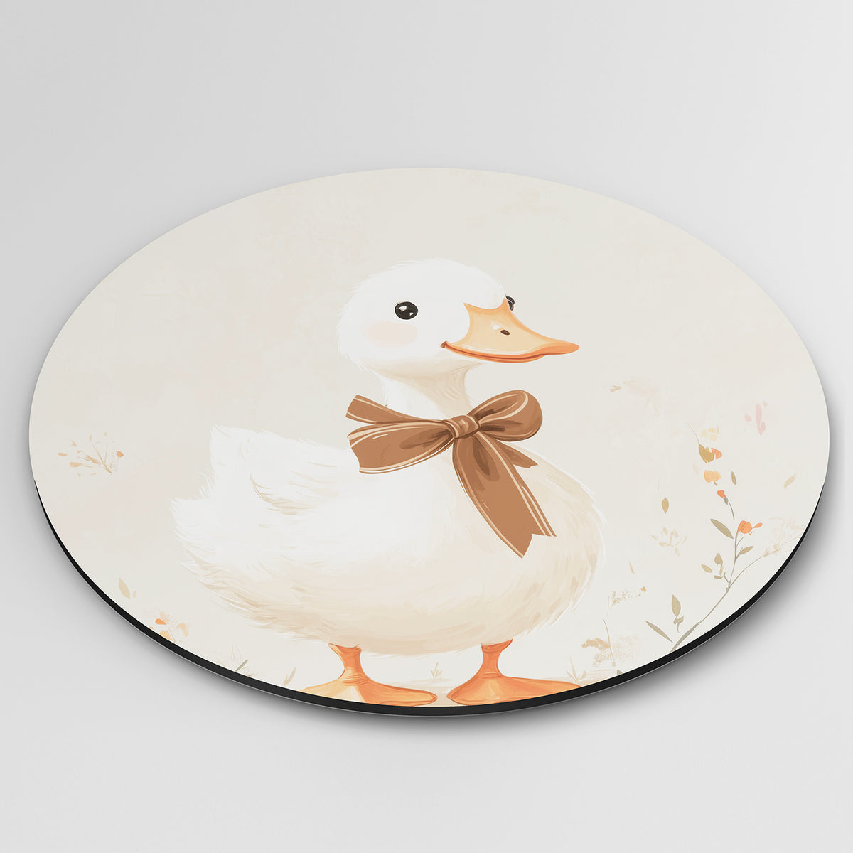 Eend met strik Muurcirkel – detailweergave – Een witte eend met een bruine strik op een beige achtergrond met bloemen.