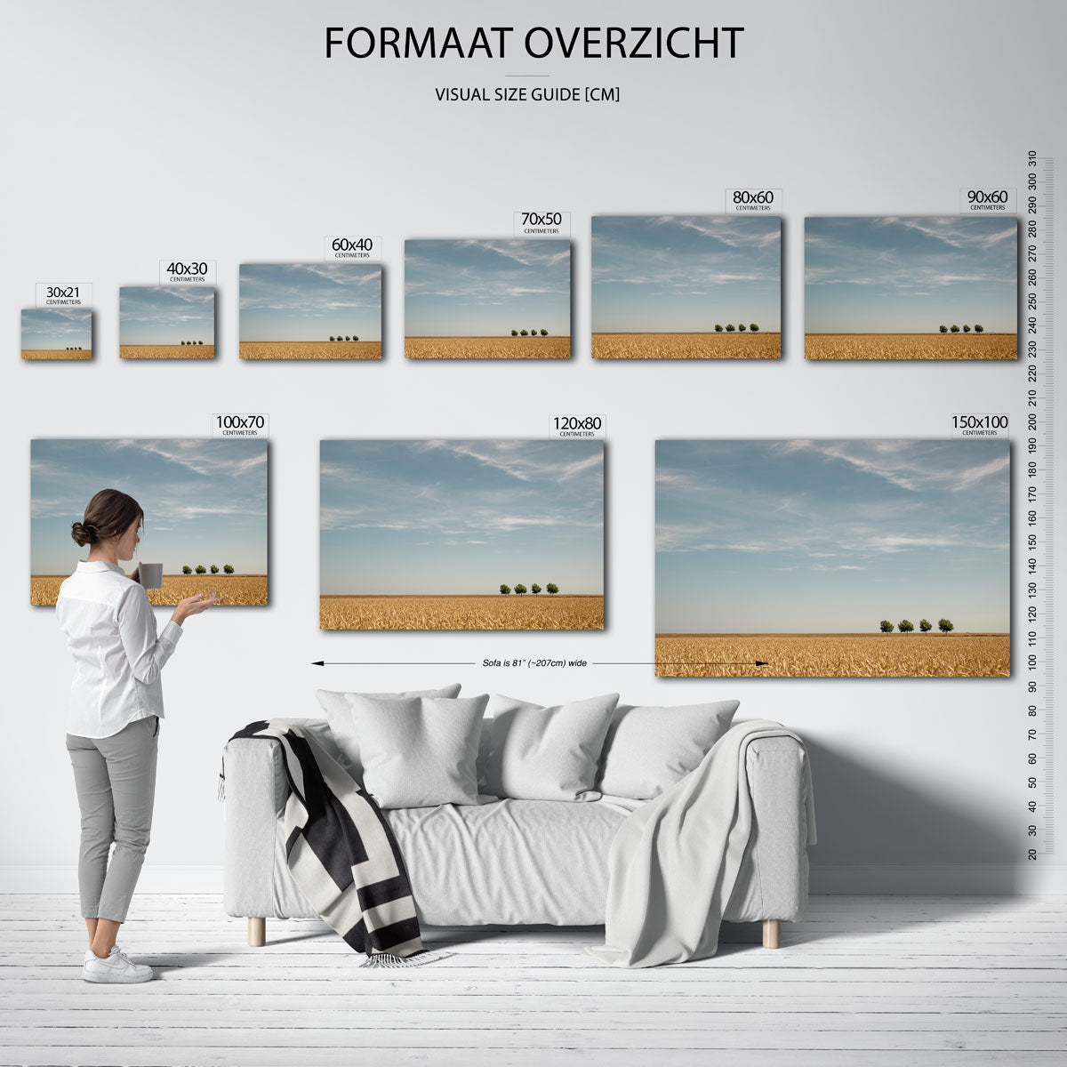 Rustige landschap poster – sfeerbeeld – deze poster toont een uitgestrekt veld met vier bomen aan de horizon onder een blauwe