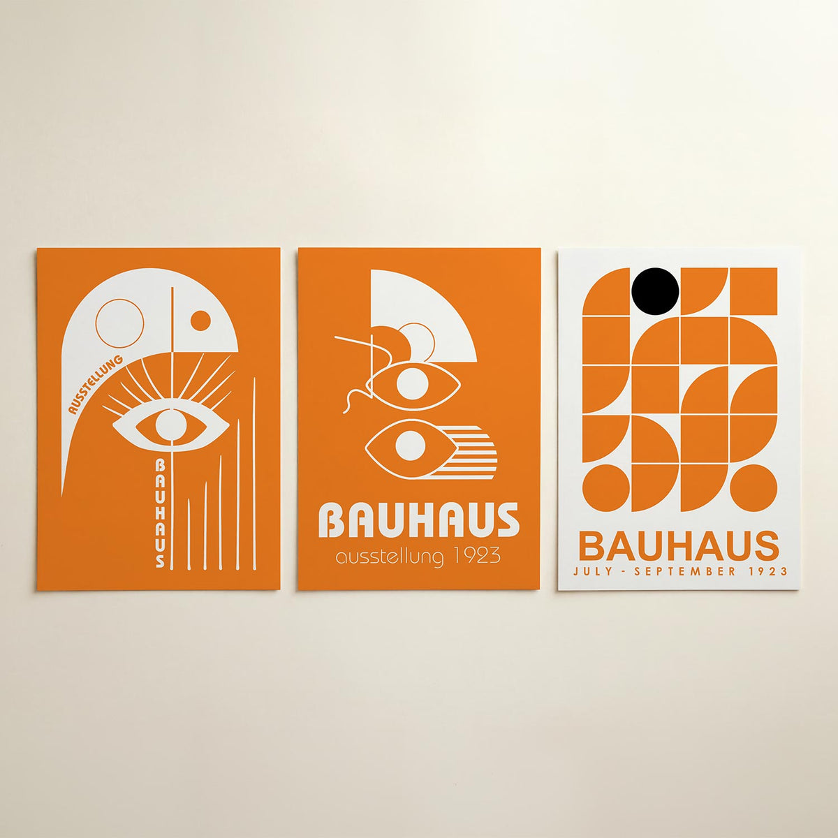 Oog en lijnen posterset – detailweergave – een oranje achtergrond met een wit oog centraal. Rechte lijnen en cirkels vormen