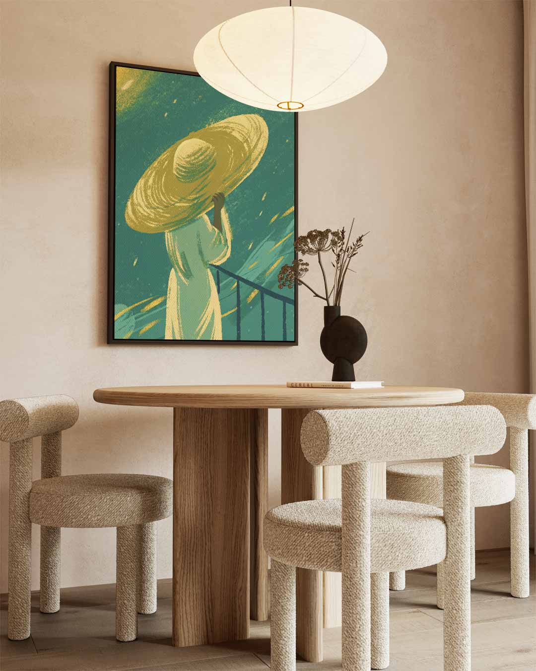 Vrouw met Gele Hoed in de Wind – staand kunstwerk voor modern interieur