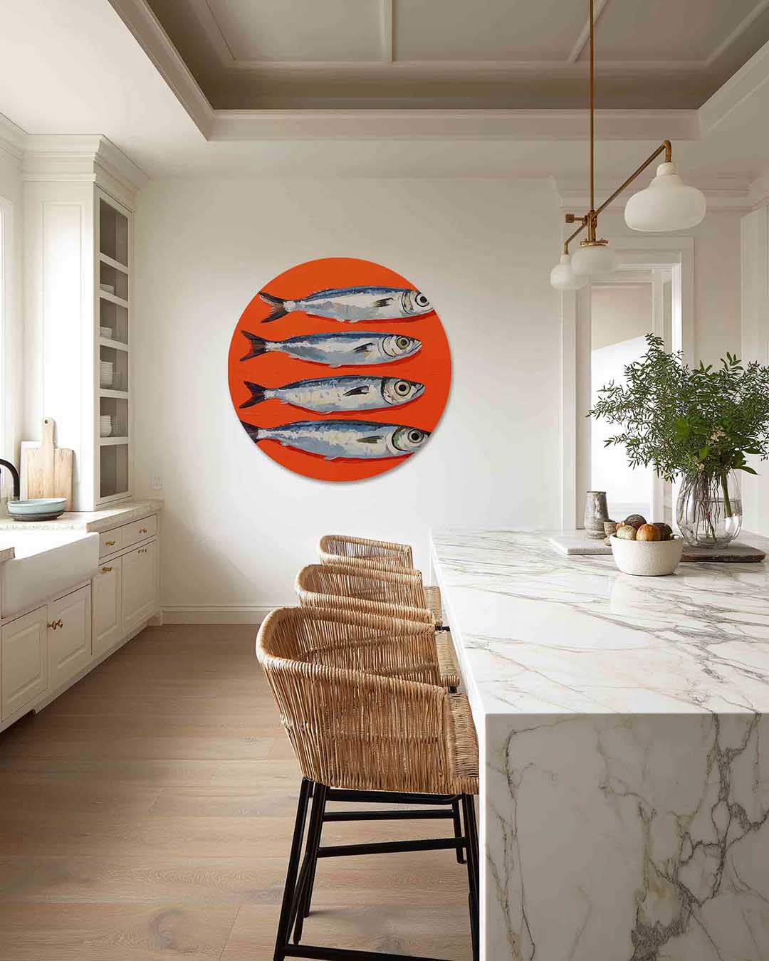 Vissen op oranje – abstracte muurcirkel als ronde wanddecoratie