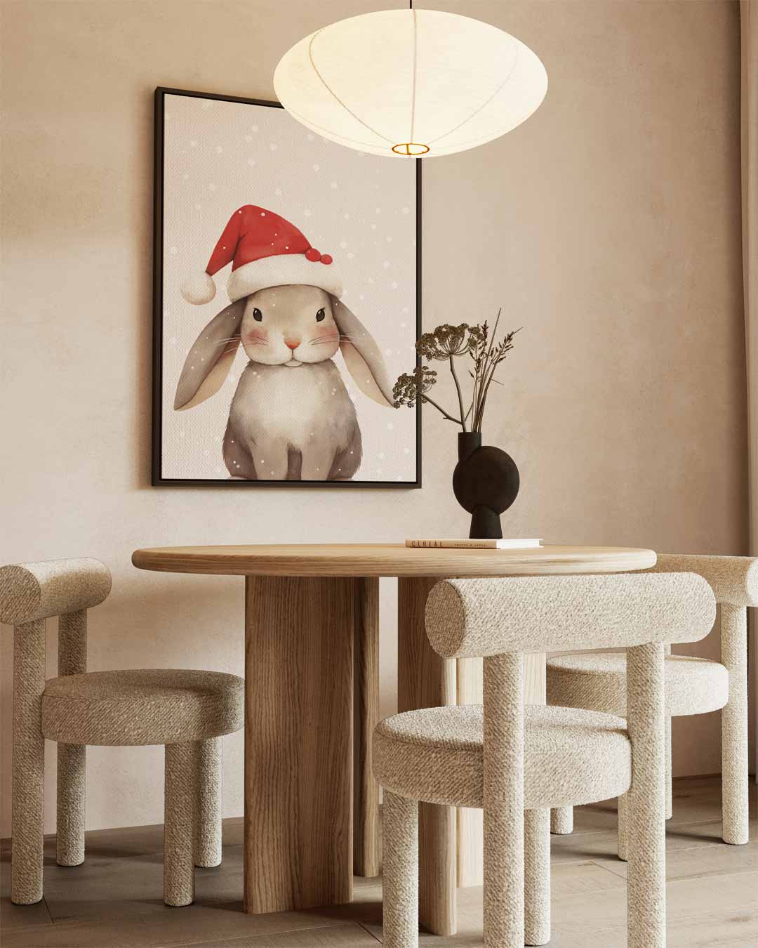 Kerstkonijn met Rood Mutsje – kunstwerk met zwarte baklijst