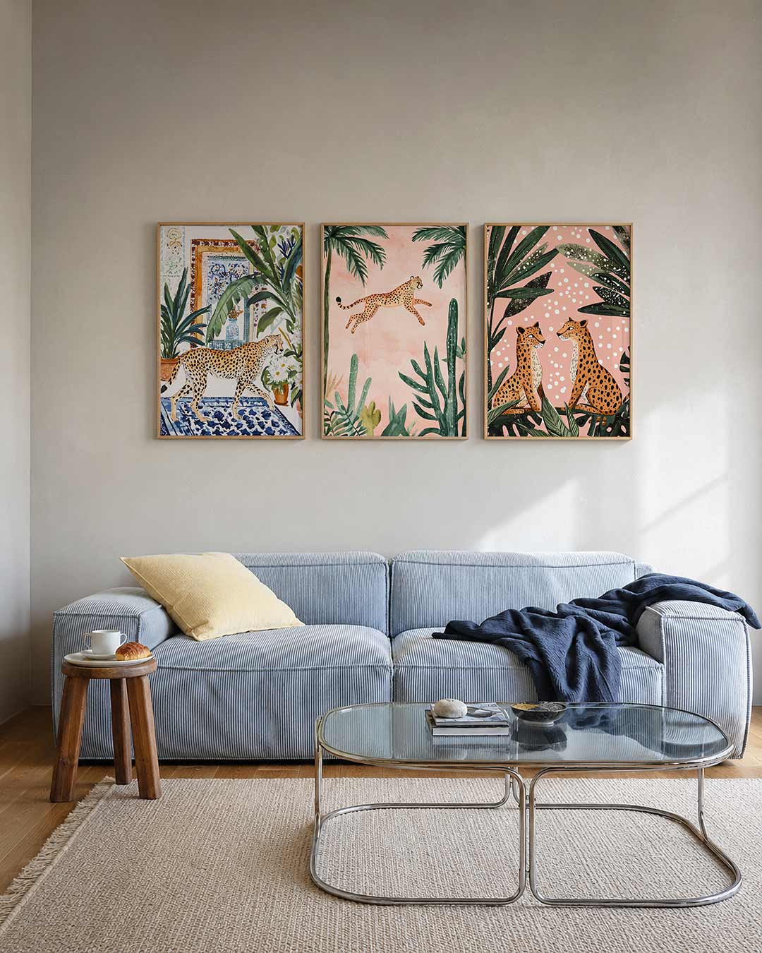 Tropisch interieur posterset – tweede productweergave – een luipaard wandelt door een kamer vol groene planten en