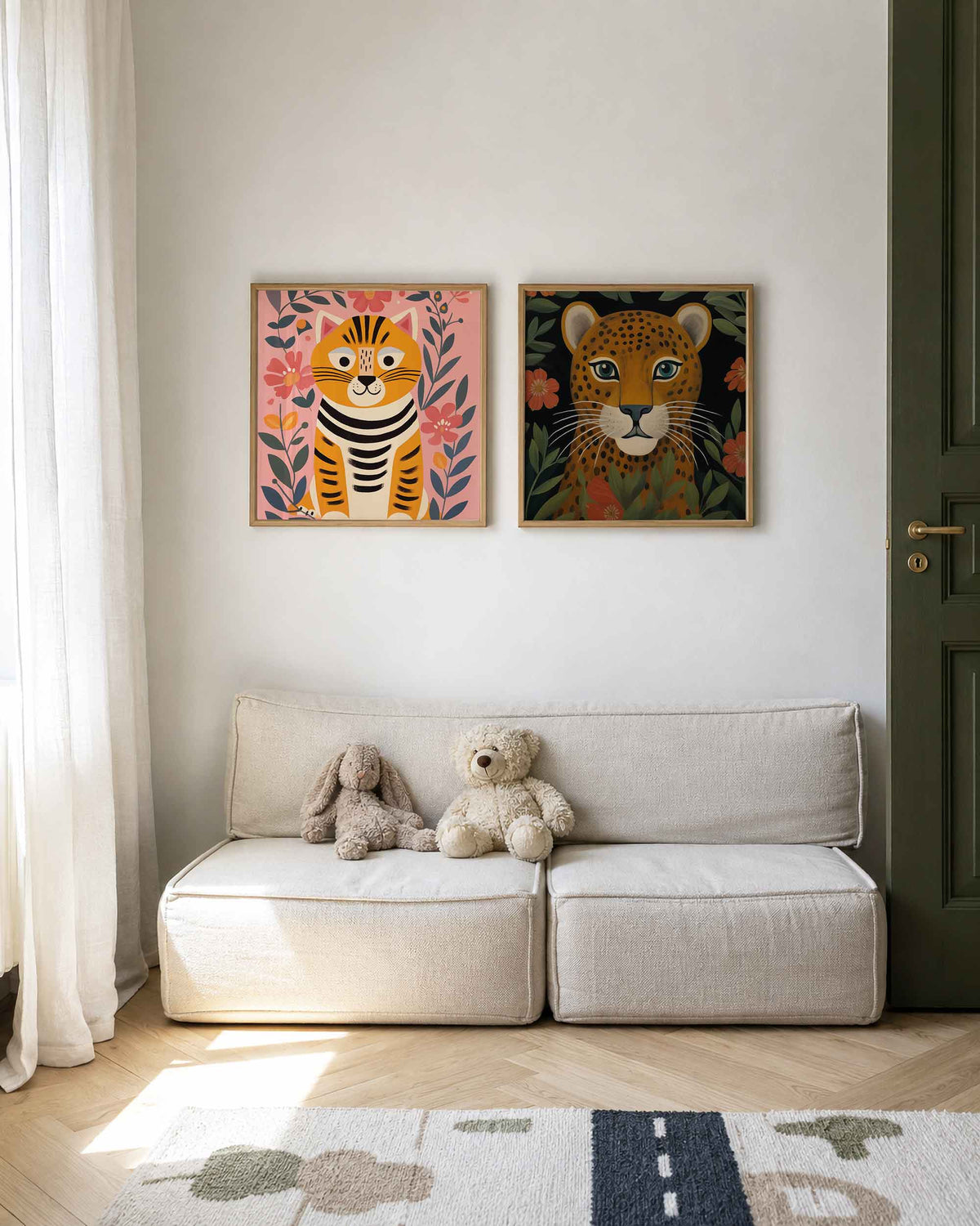 Interieurpresentatie van een tweedelige vierkante posterset met tijger en luipaard