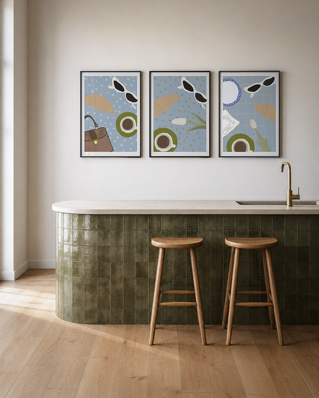 Ontbijt en accessoires posterset – tweede productweergave – een luchtige compositie met een croissant, zonnebril, tas en kop