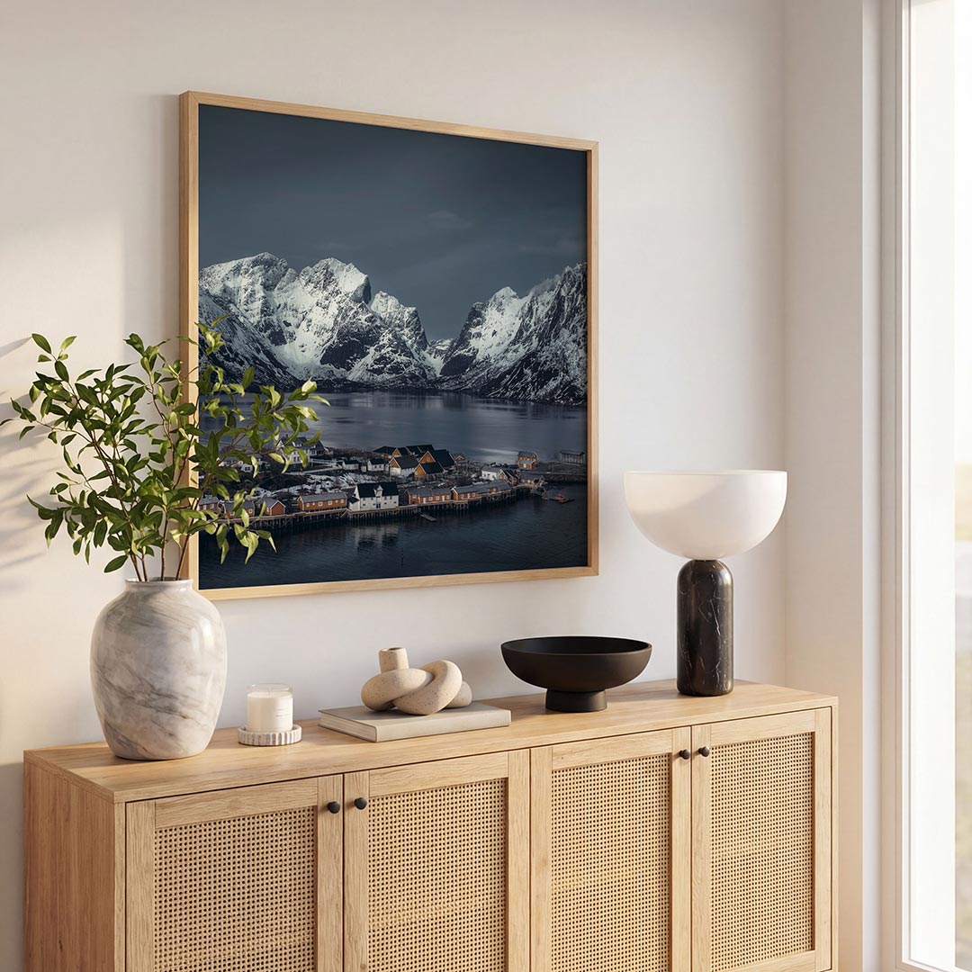 Berglandschap met dorp poster – tweede productweergave – deze poster toont een compositie van besneeuwde bergen en een dorp