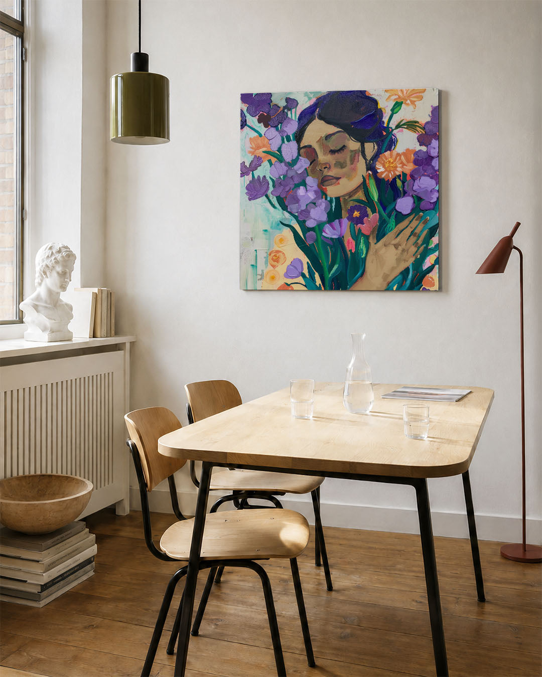Dromerige bloemenportret kunstwerk – vierkante wanddecoratie – dit werk toont een serene vrouw omringd door kleurrijke