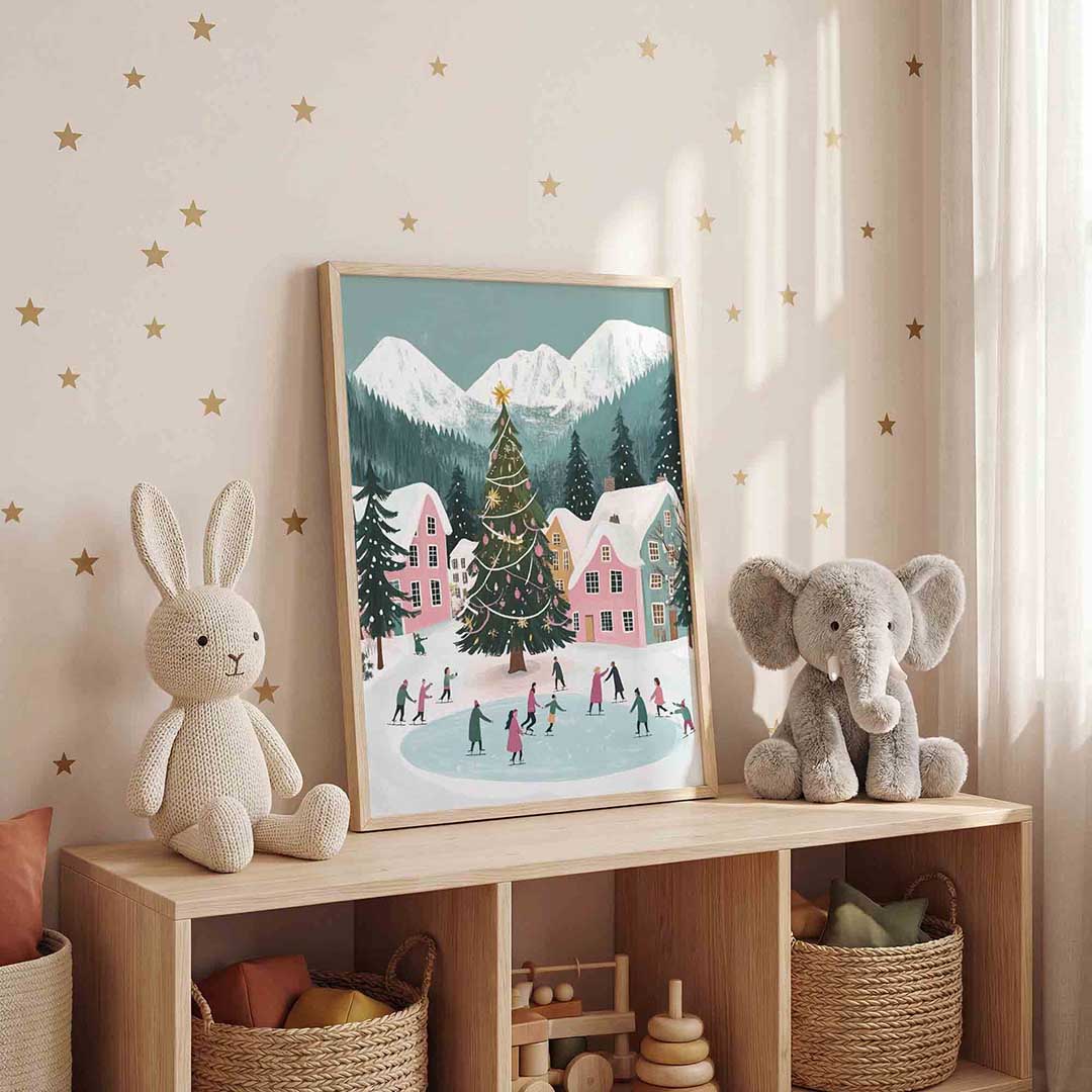 Schaatsende mensen bij kerstboom – staande kinderkamer wanddecoratie van WallArtistic