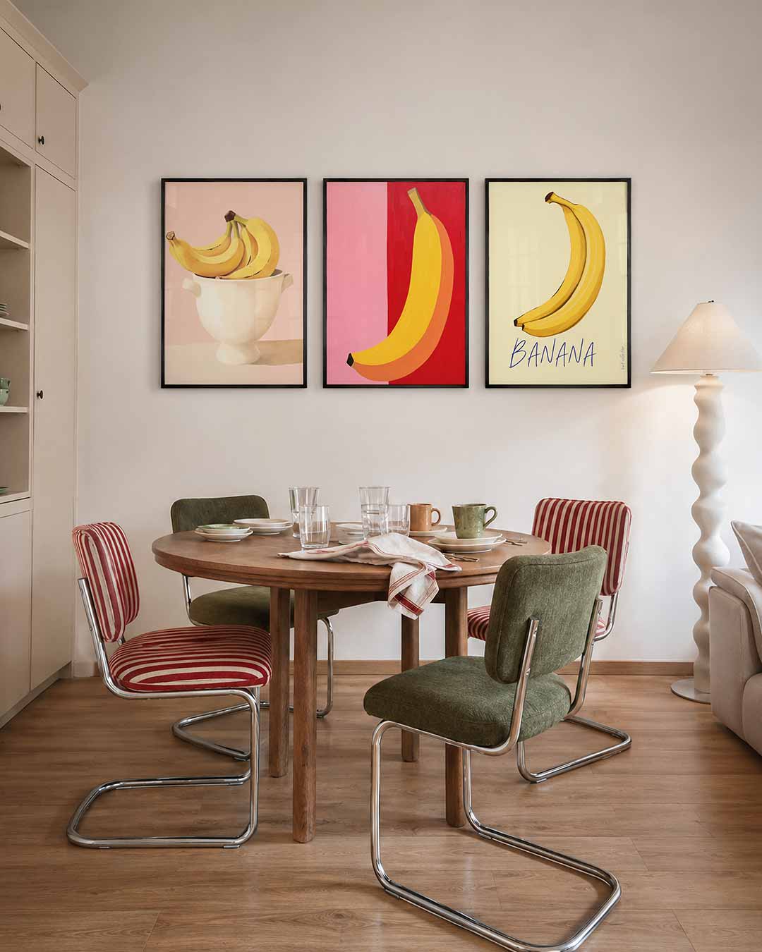 Fruit en vormen driedelige posterset – een witte schaal met een tros gele bananen tegen een zachte