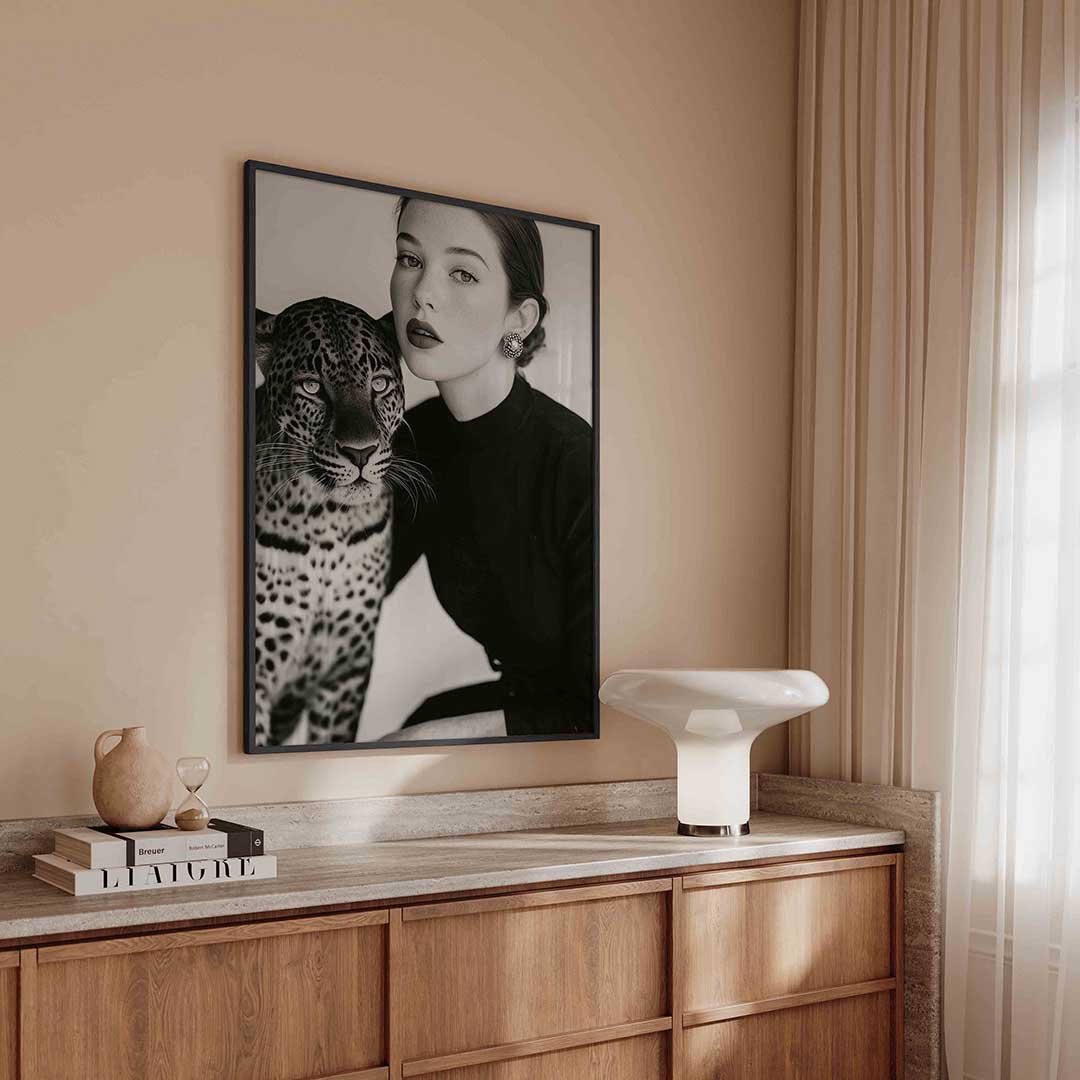 Vrouw met luipaard – kleurrijke Pop Art poster in staand formaat