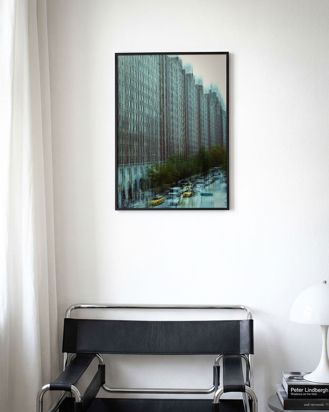 Stedelijke reflecties poster – derde productweergave – deze poster toont een dynamische stadsscène met hoge gebouwen en
