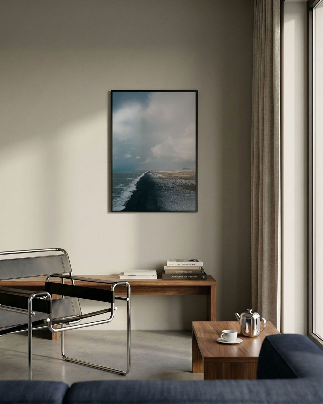 Kustlandschap poster – detailweergave – een kustlijn met een lucht en golven die het strand raken. De kleuren zijn koel en