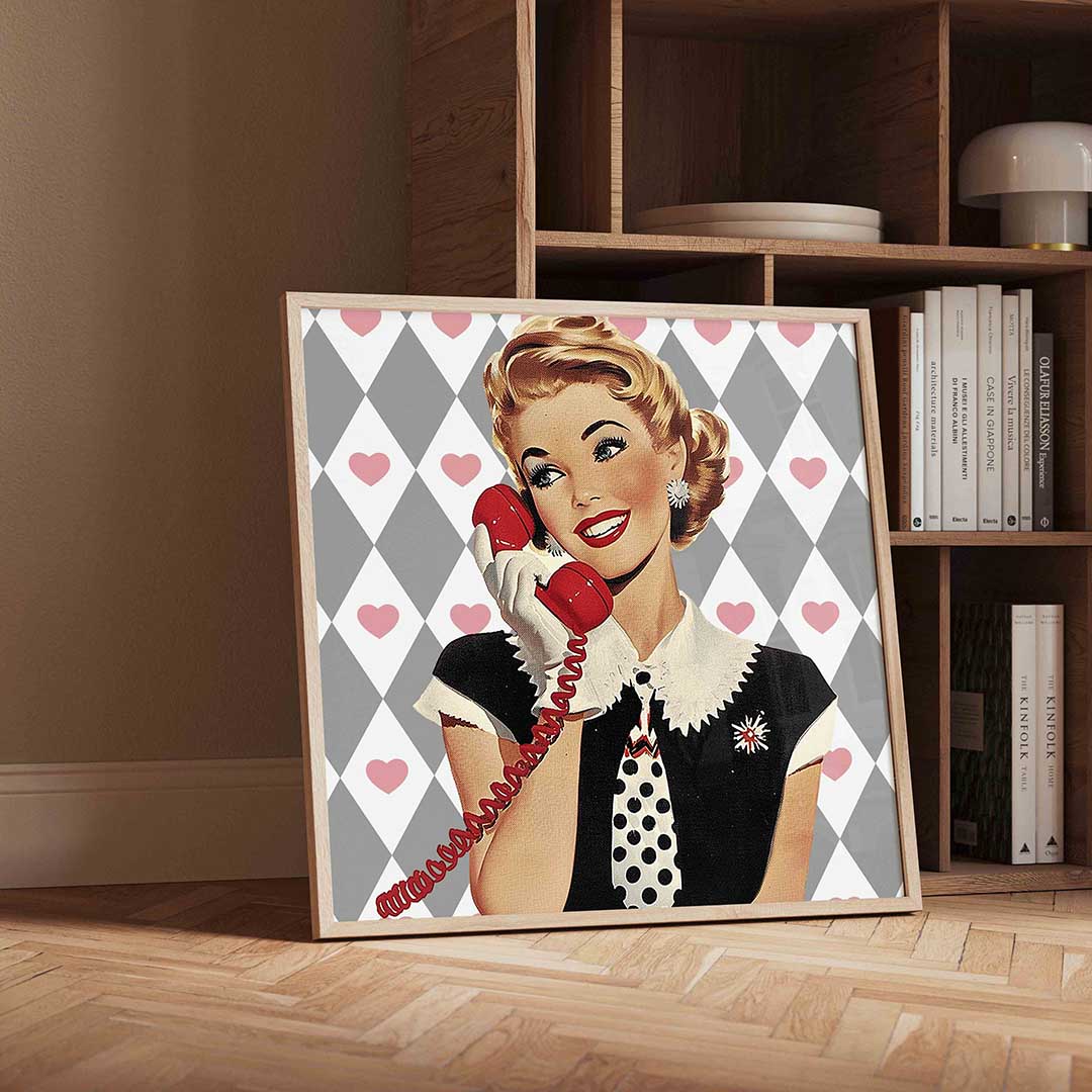 Vrouw met telefoon – vierkante Pop Art wanddecoratie van WallArtistic