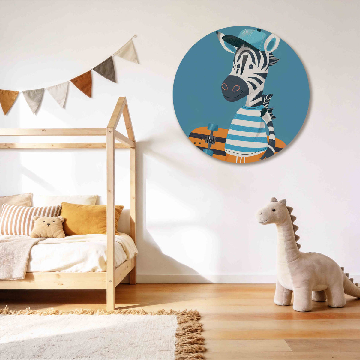 Zebra met skateboard Muurcirkel – tweede productweergave – Een zebra met blauw-wit gestreept shirt en oranje skateboard.