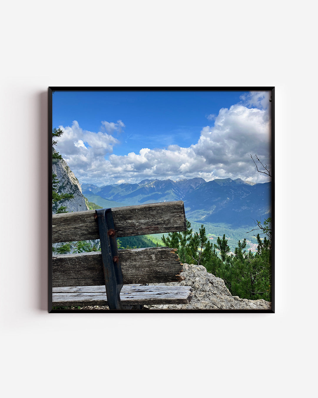 Berglandschap met bank poster – vierkante wanddecoratie – een verweerde houten bank staat op de voorgrond met een uitgestrekt