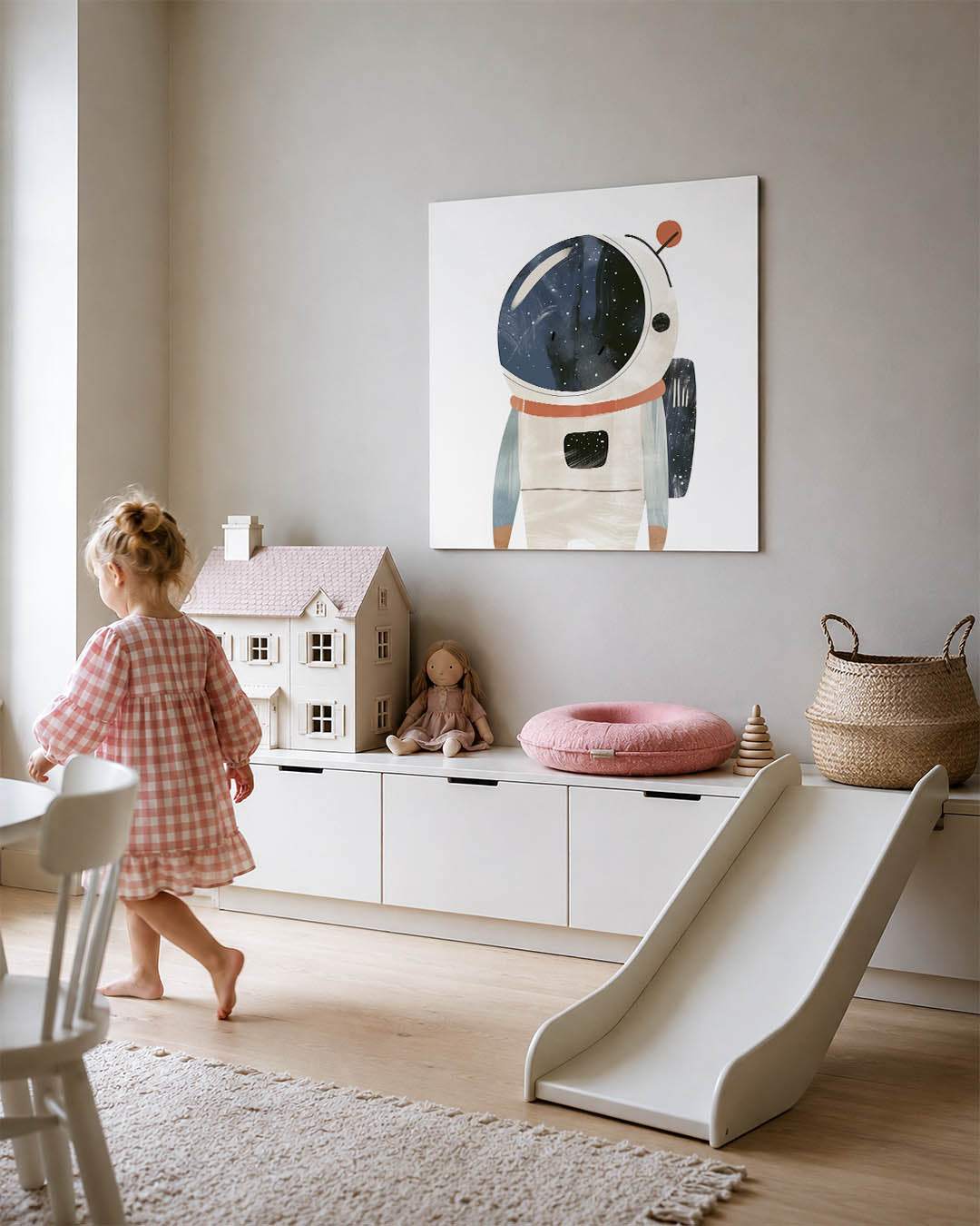 Speelse ruimtefiguur kunstwerk – tweede productweergave – dit werk toont een speelse ruimtefiguur met een grote helm, omgeven