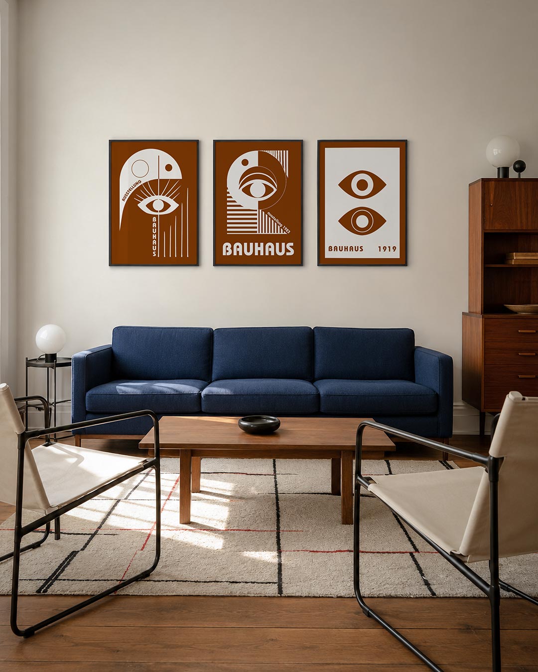Oog en lijnen driedelige posterset – deze posterset in drie delen toont een wit oog met stralen op een bruine achtergrond.