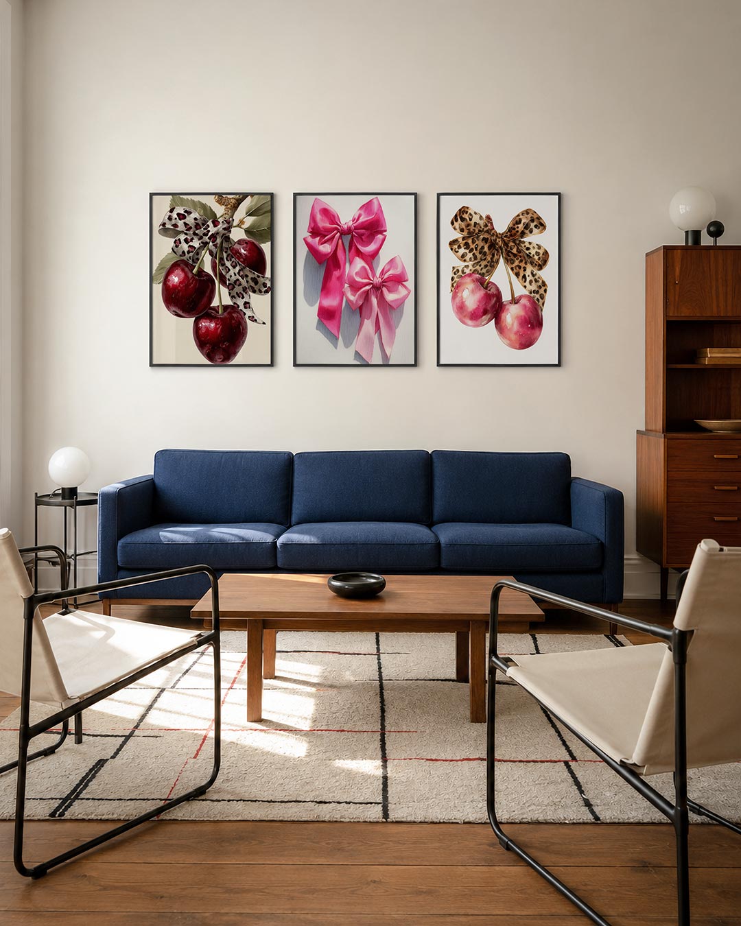 Fruitige elegantie posterset – derde productweergave – drie glanzende kersen hangen aan een tak, omhuld door een