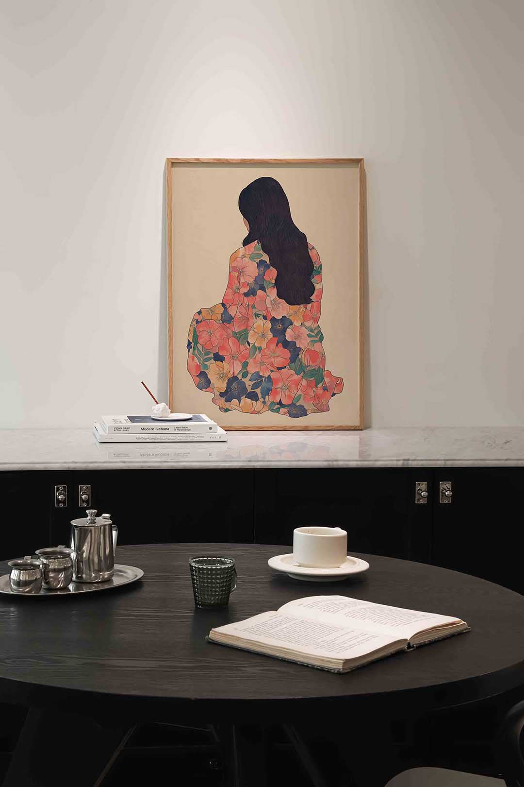 Vrouw met bloemenjurk – moderne poster in staand formaat
