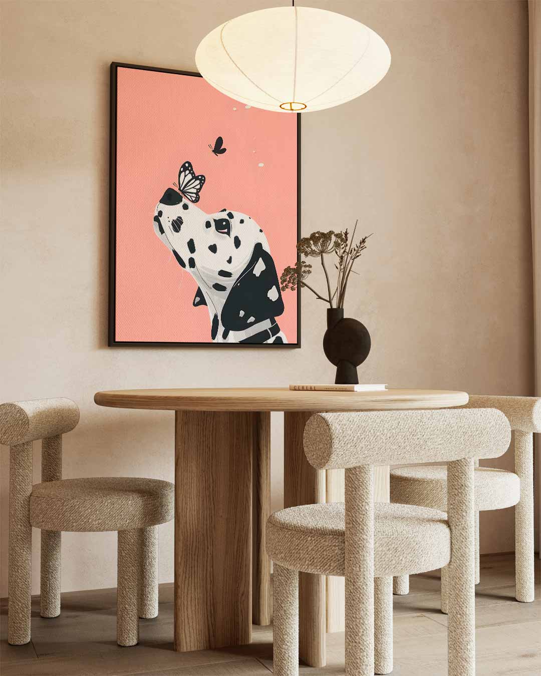 Dalmatier en Vlinder op Zachtroze – dibond wanddecoratie in staand formaat
