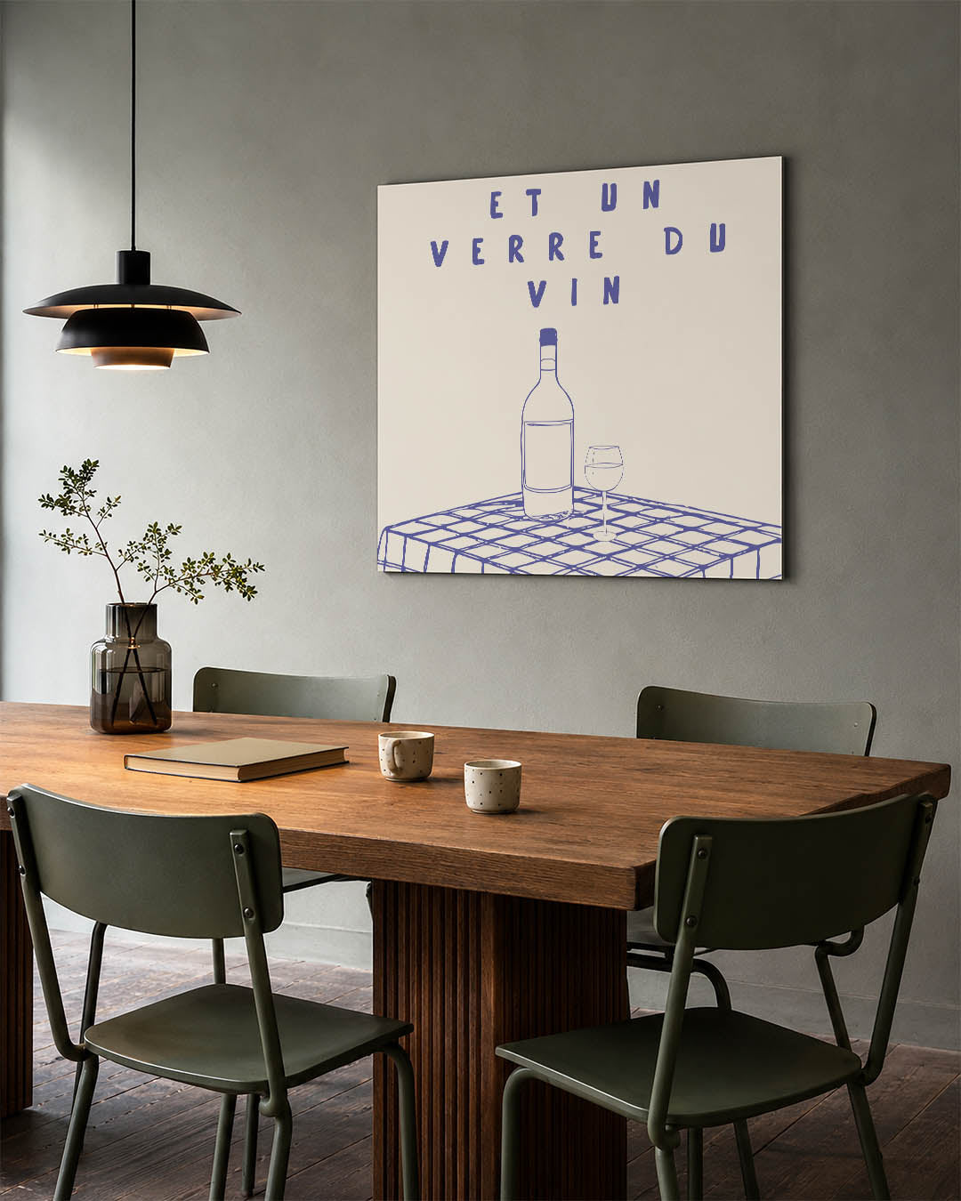 Wijn en tafel kunstwerk – tweede productweergave – een fles en glas wijn staan op een geruite tafel. De achtergrond is licht