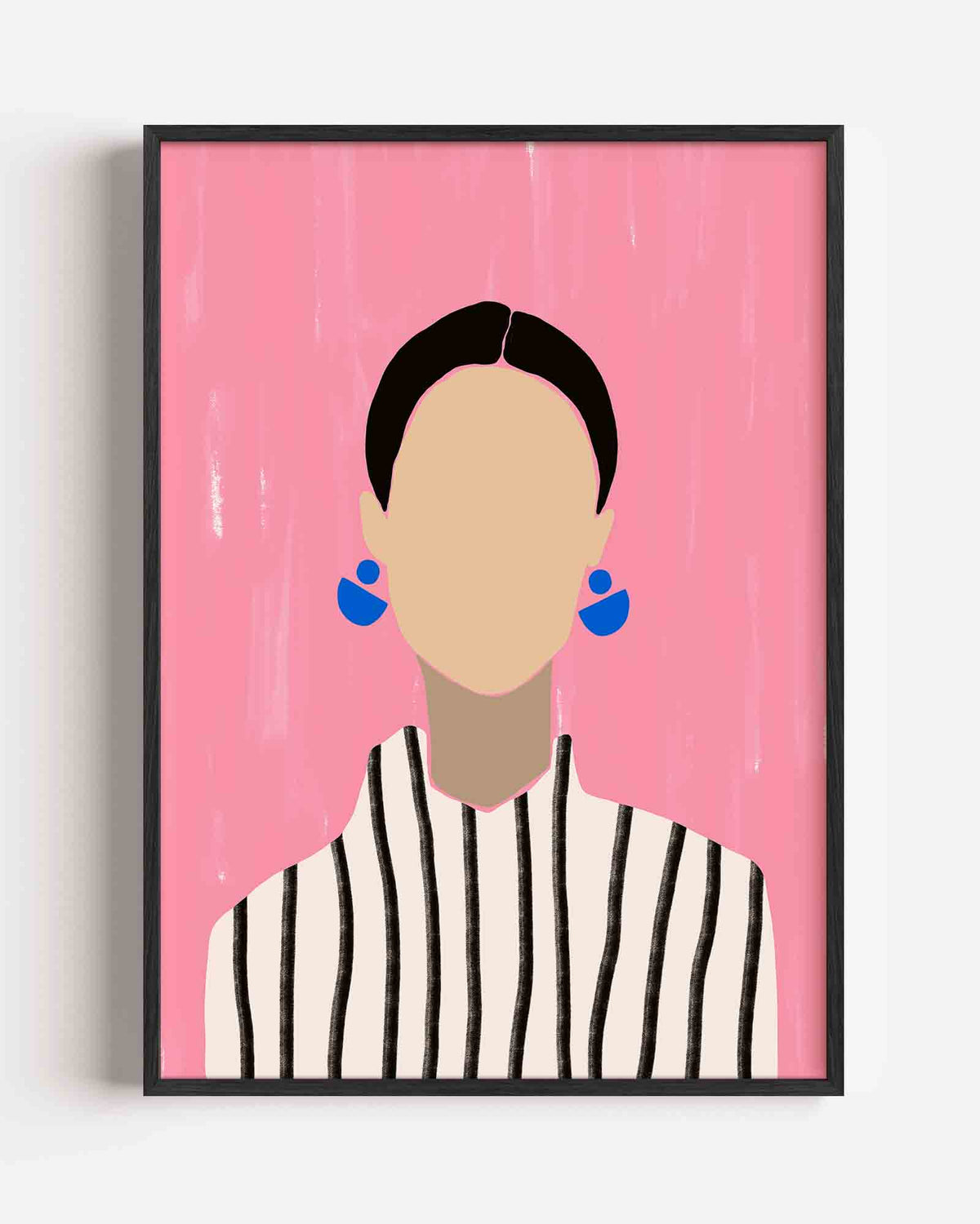 Vrouw met blauwe oorbellen – Slow Living portret poster als wanddecoratie