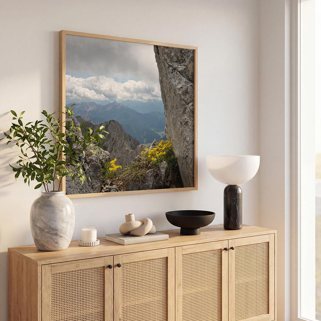Berglandschap met bloemen poster – tweede productweergave – deze poster toont een indrukwekkend berglandschap met ruige