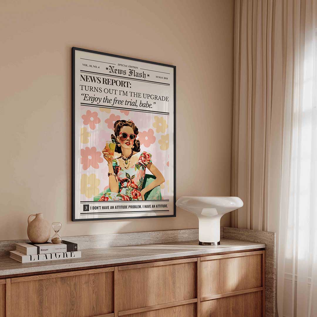 Vrouw met zonnebril en bloemenjurk – kleurrijke Pop Art poster in staand formaat