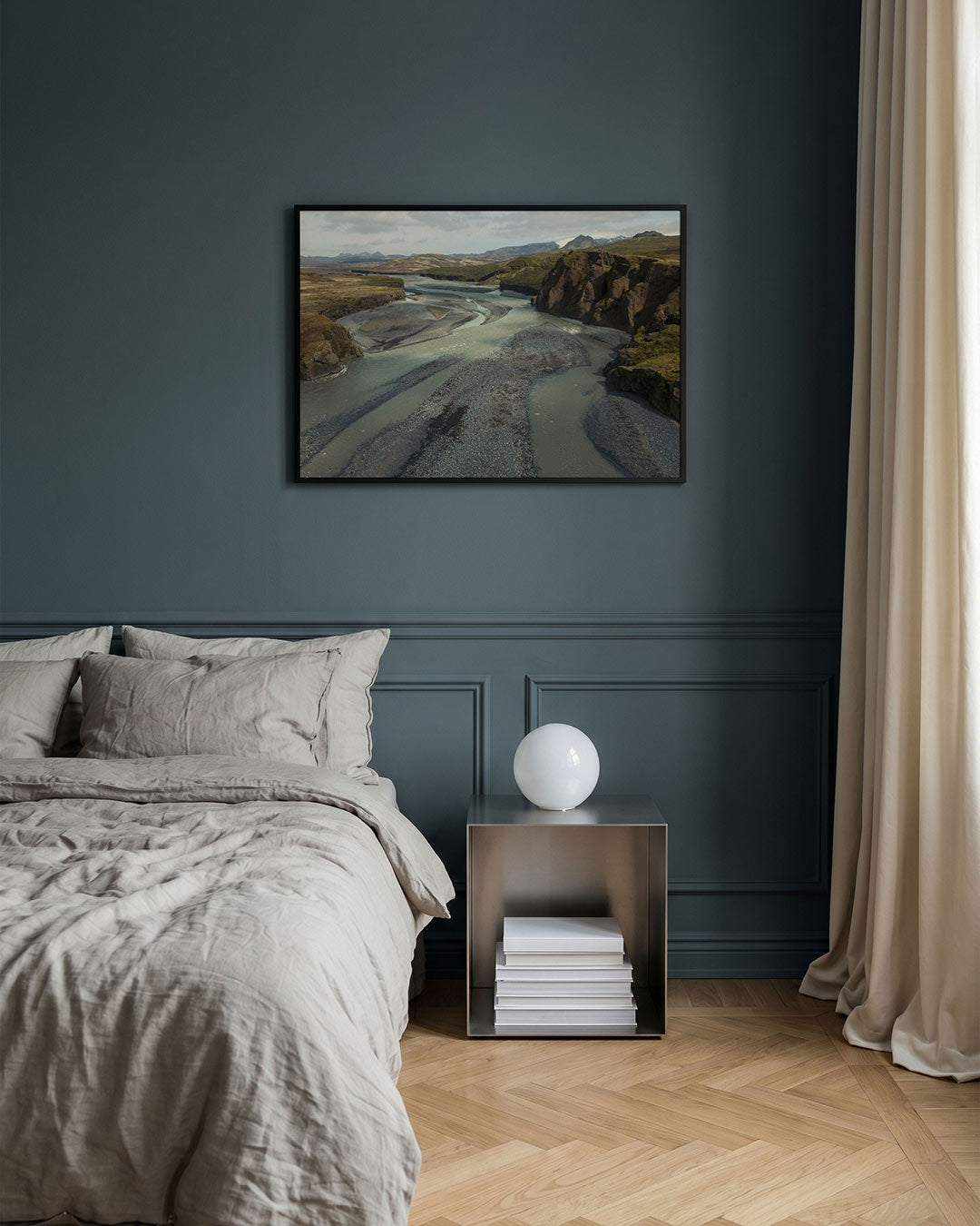 Rivierlandschap panorama poster – detailweergave – een uitgestrekt rivierlandschap met kronkelende waterwegen en rotsachtige