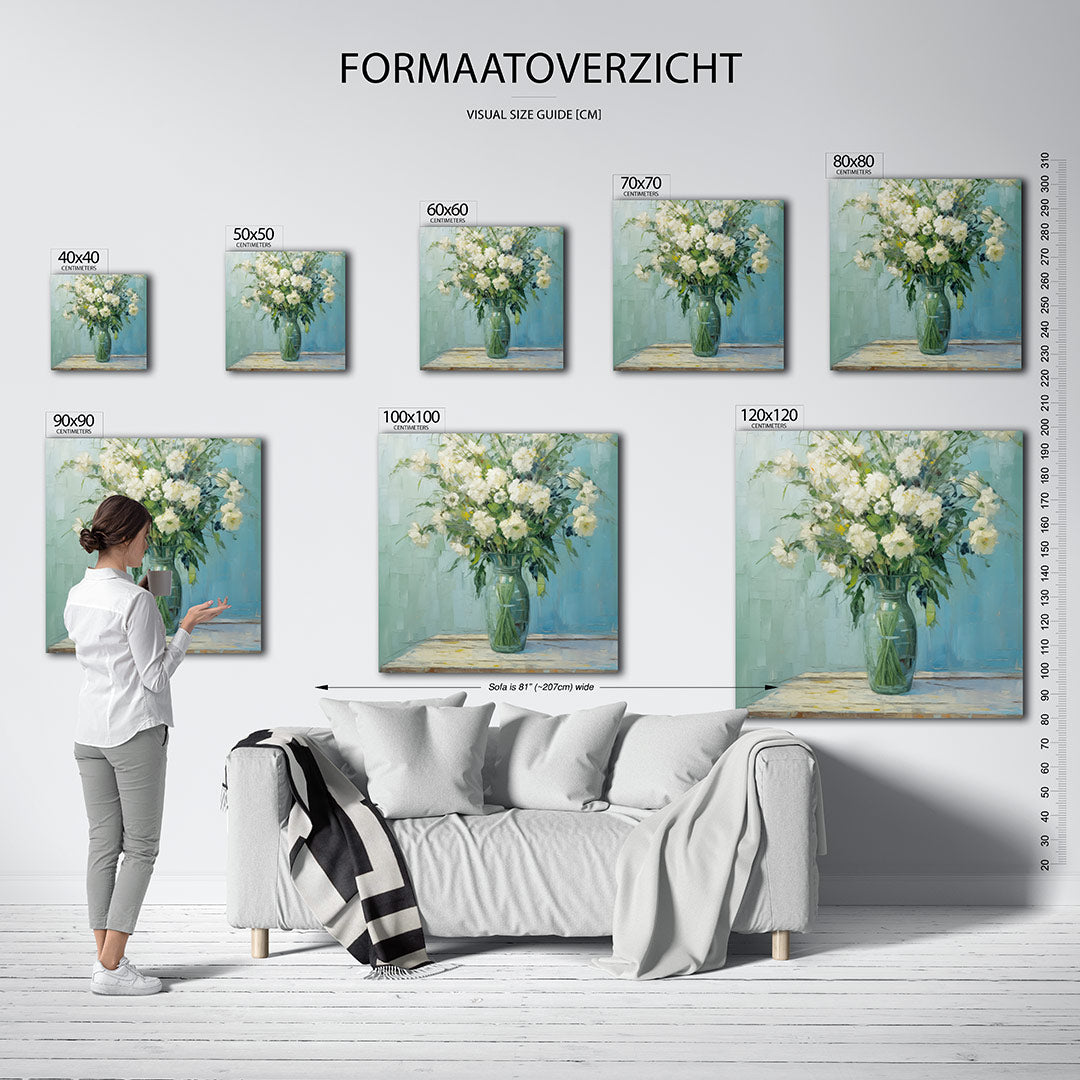 Bloemen in vaas kunstwerk – dit werk toont een glazen vaas met witte bloemen en groene bladeren tegen een blauwe achtergrond.