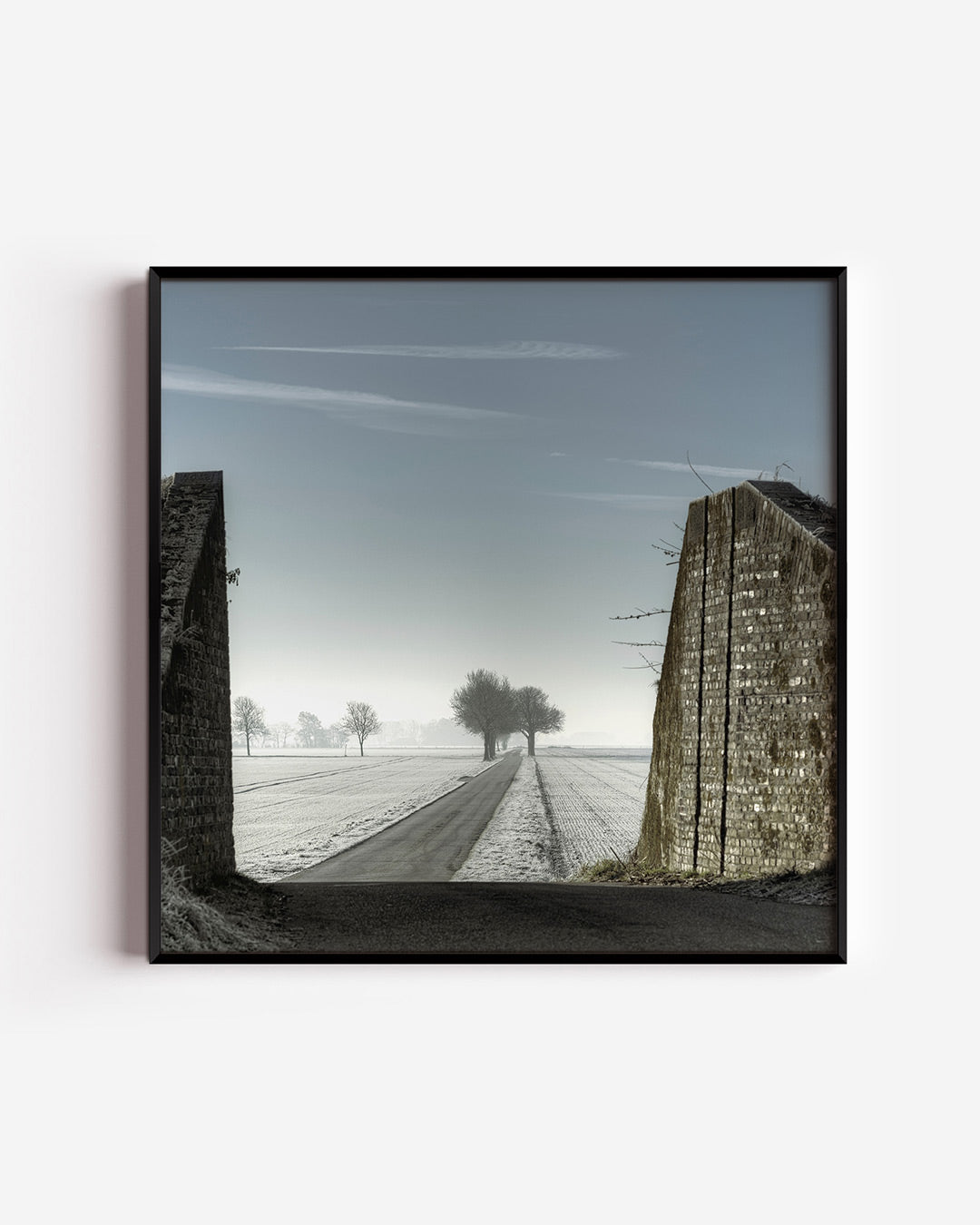 Landschap met weg poster – vierkante wanddecoratie – deze poster toont een serene weg die door een winters landschap loopt
