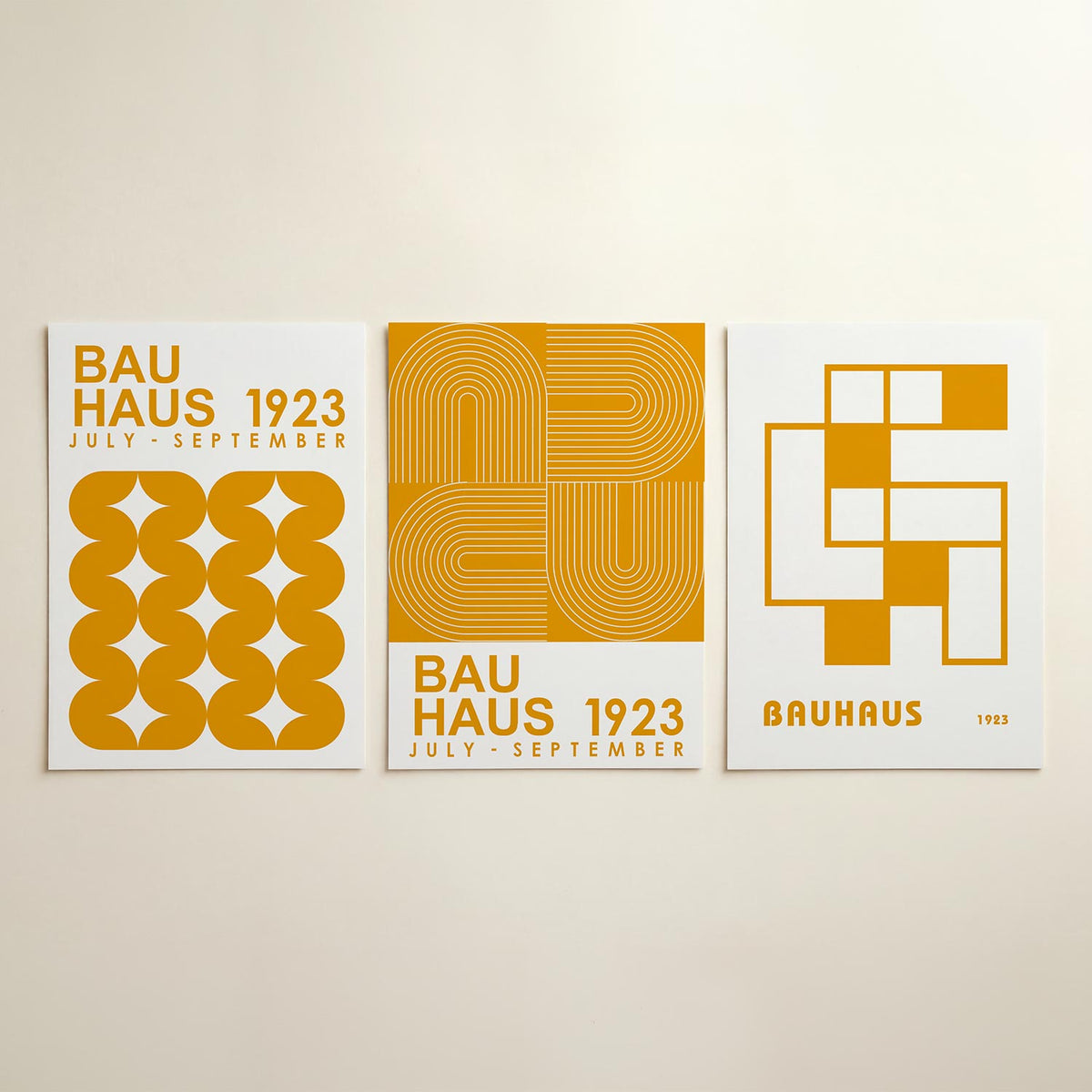 Vorm en ritme posterset – detailweergave – deze posterset in drie delen toont een speelse herhaling van oranje halve cirkels