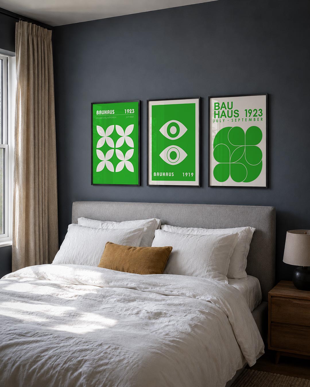 Vorm en kleur posterset – detailweergave – heldere groene achtergrond met witte bloemachtige vormen in een ritmisch patroon.