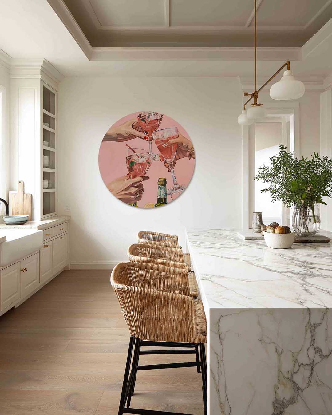 Drie glazen en fles – abstracte muurcirkel als ronde wanddecoratie