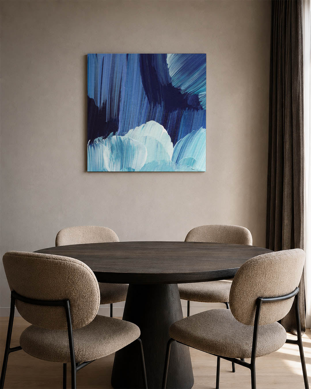 Dynamische blauwe strokes kunstwerk – derde productweergave – dit werk toont vloeiende penseelstreken in verschillende tinten