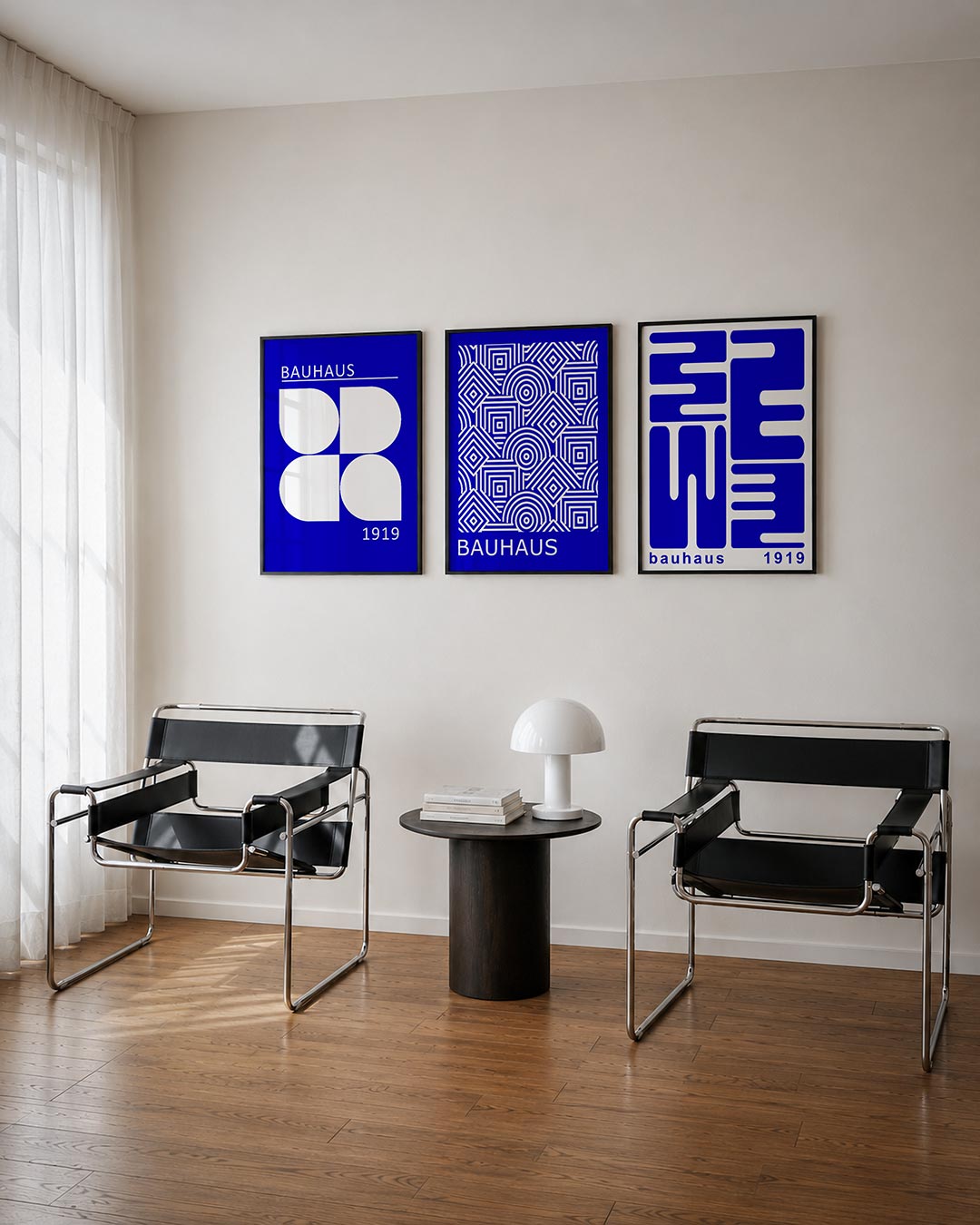 Vorm en kleur driedelige posterset – deze posterset in drie delen toont een levendig spel van witte geometrische vormen op
